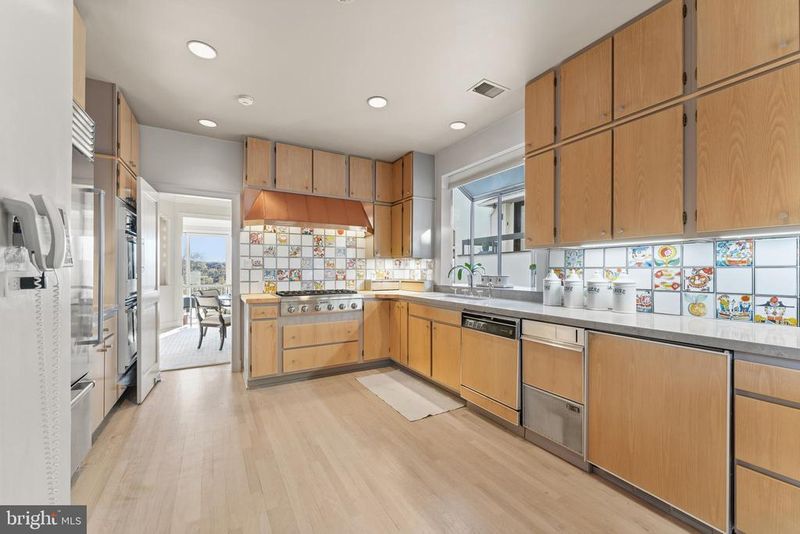 4628 Charleston Ter NW, Washington, DC 20007