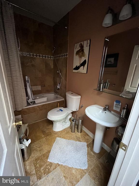 1109 Penn St NE #4, Washington, DC 20002