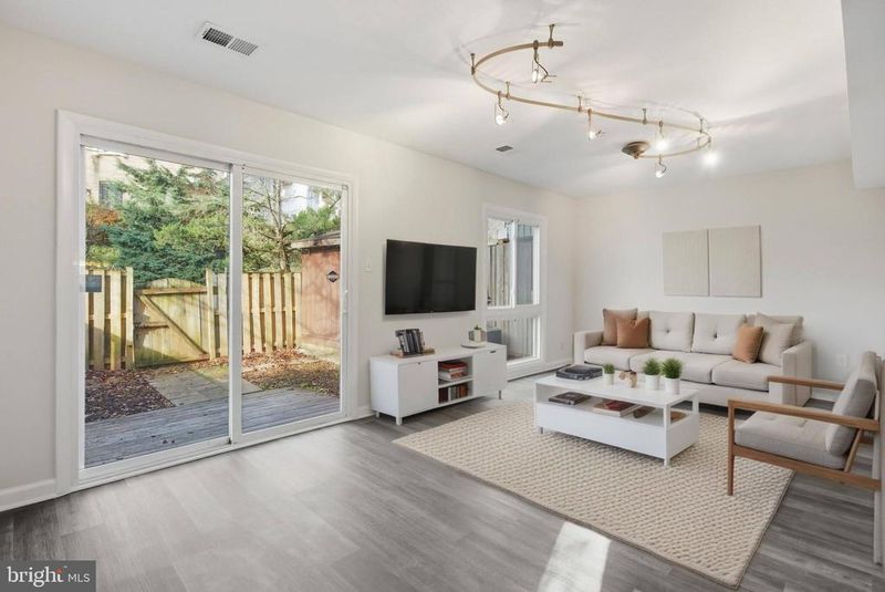 3054 Mission Square Dr, Fairfax, VA 22031
