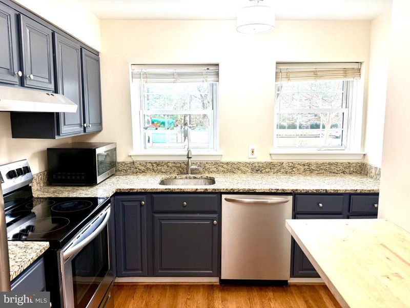 2196 Golf Course Dr, Reston, VA 20191