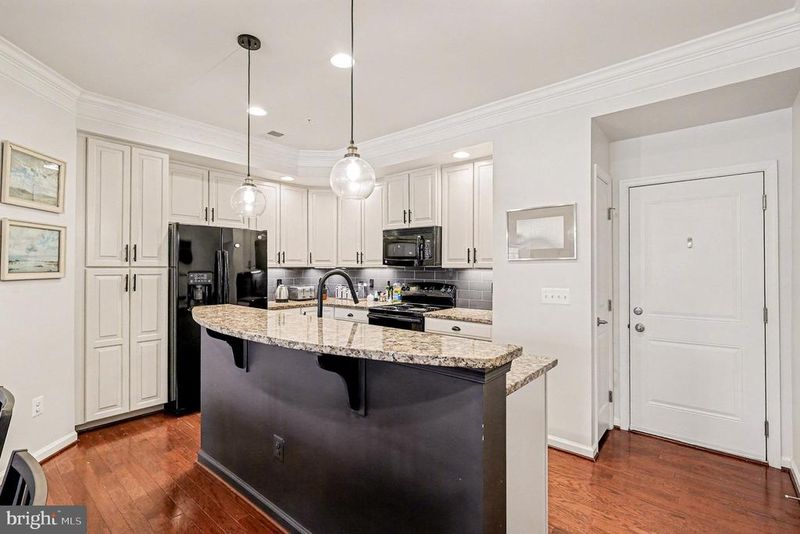6900 Kona Dr, Gainesville, VA 20155