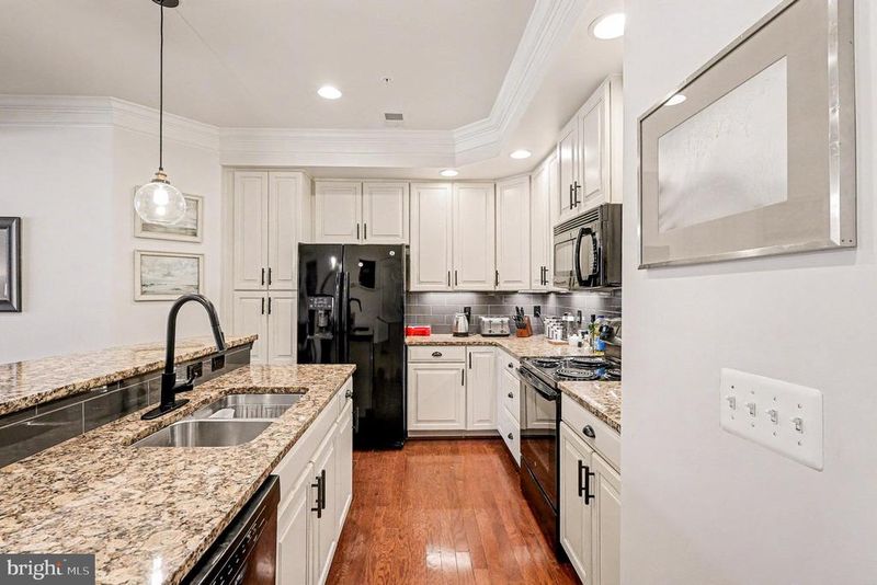 6900 Kona Dr, Gainesville, VA 20155