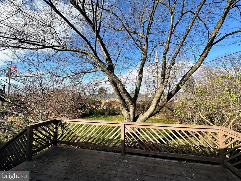 915 Shawnee Dr, Frederick, MD 21701