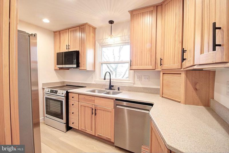 915 Shawnee Dr, Frederick, MD 21701