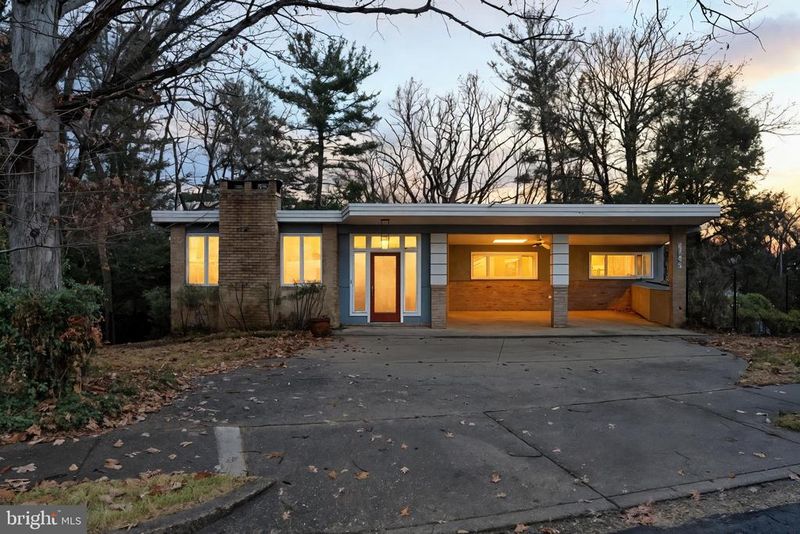2745 N Radford St, Arlington, VA 22207