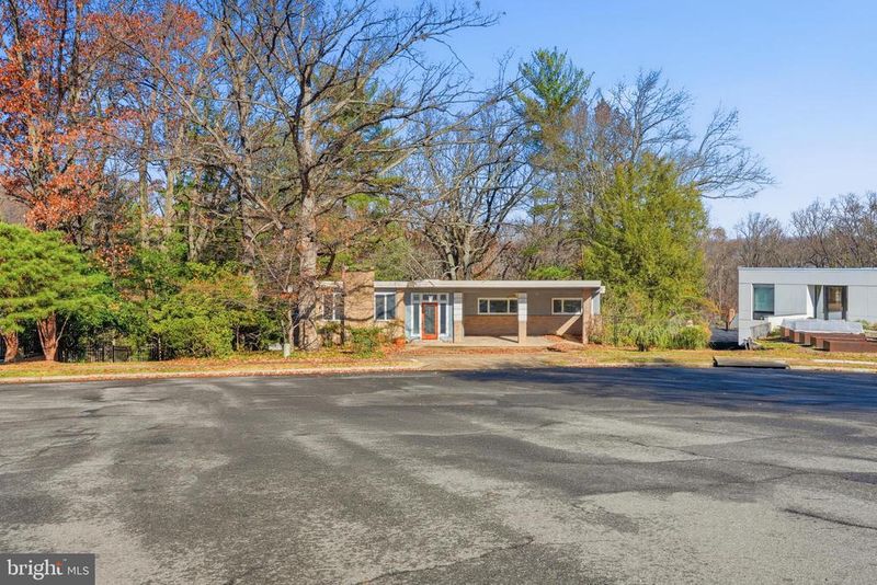 2745 N Radford St, Arlington, VA 22207