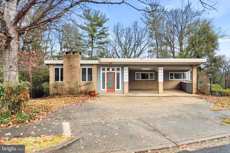 2745 N Radford St, Arlington, VA 22207