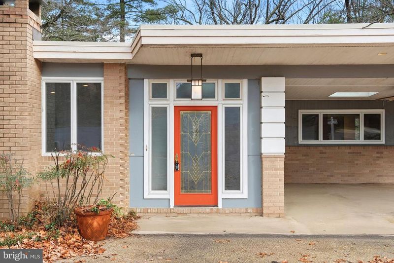 2745 N Radford St, Arlington, VA 22207