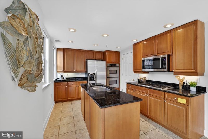 1555 N Colonial Ter #601, Arlington, VA 22209