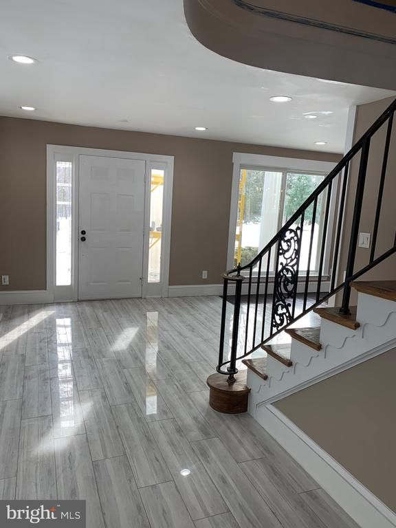 204 Donmore Dr, Great Falls, VA 22066