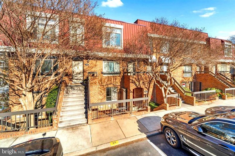 624 15th St S #1, Arlington, VA 22202