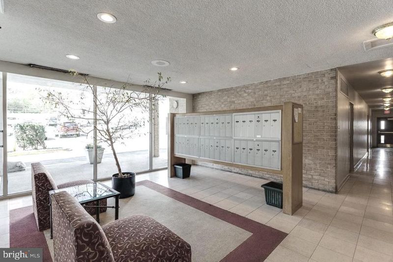 4520 King St #706, Alexandria, VA 22302
