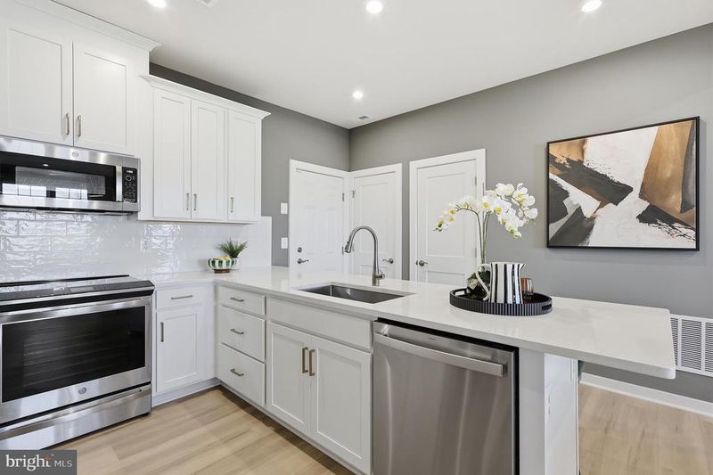 17648 Hawkins Ln, Dumfries, VA 22026
