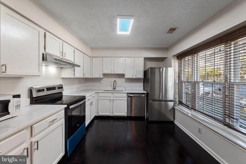 5761 Independence Cir, Alexandria, VA 22312