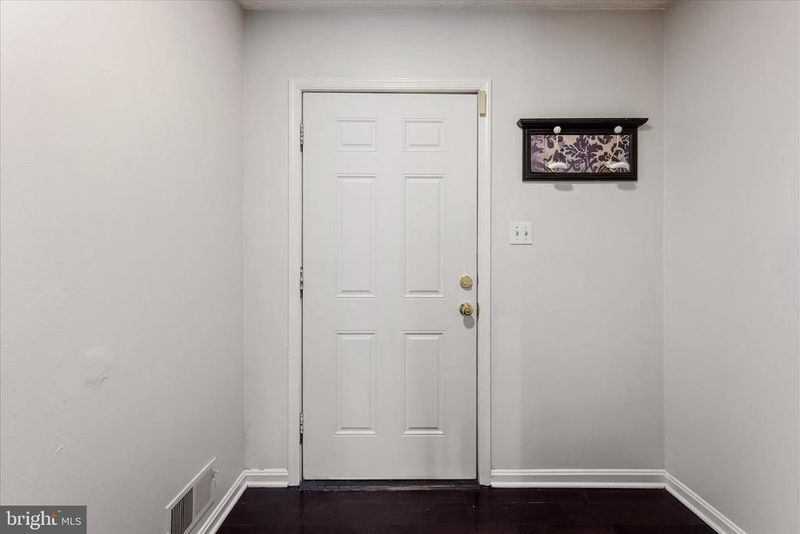 5761 Independence Cir, Alexandria, VA 22312