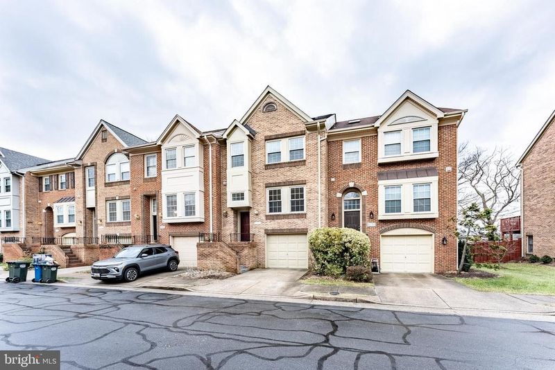 8031 Merry Oaks Ct, Vienna, VA 22182