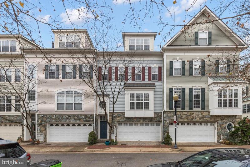 5056 Minda Ct, Alexandria, VA 22304