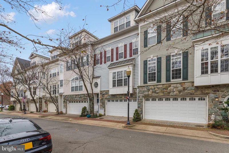 5056 Minda Ct, Alexandria, VA 22304
