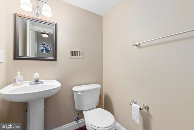 5056 Minda Ct, Alexandria, VA 22304