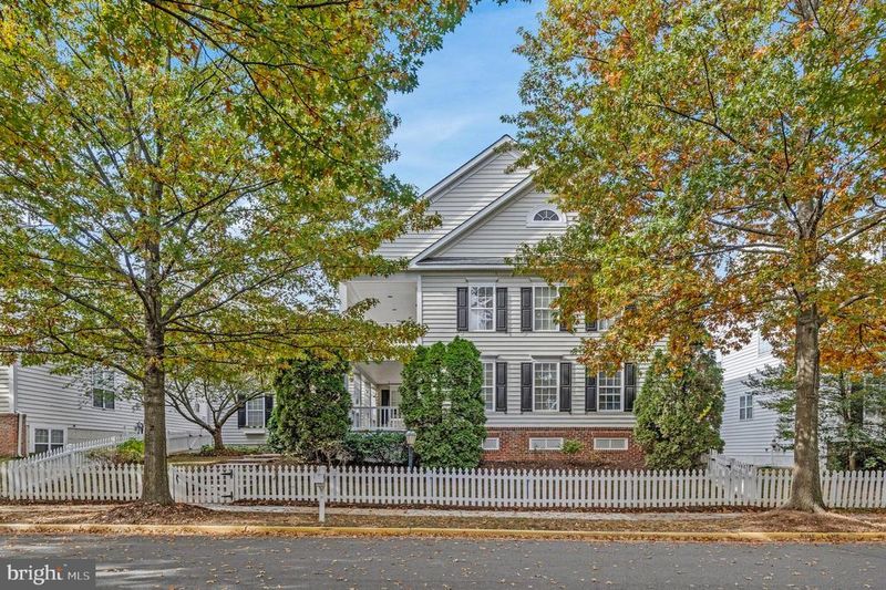 20319 Bowfonds St, Ashburn, VA 20147