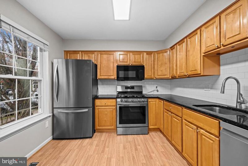3321 Buckeye Ln, Fairfax, VA 22033