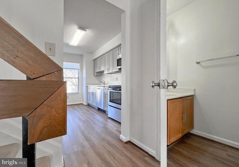 3350 Oakshade Ct, Fairfax, VA 22033