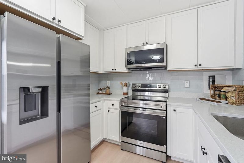 130 Roberts Ln #201, Alexandria, VA 22314