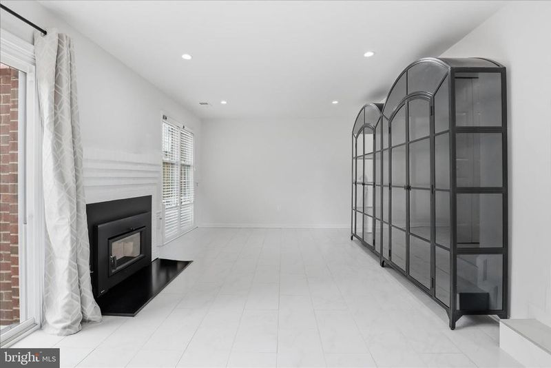 5118 Woodmire Ln, Alexandria, VA 22311