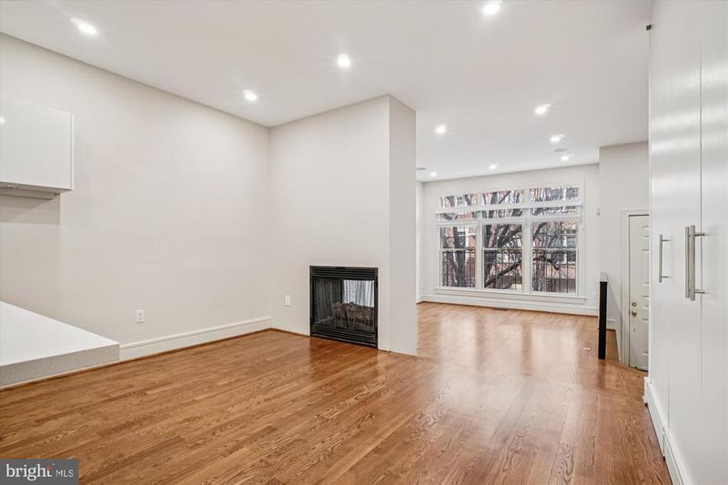 1528 N Colonial Ct, Arlington, VA 22209