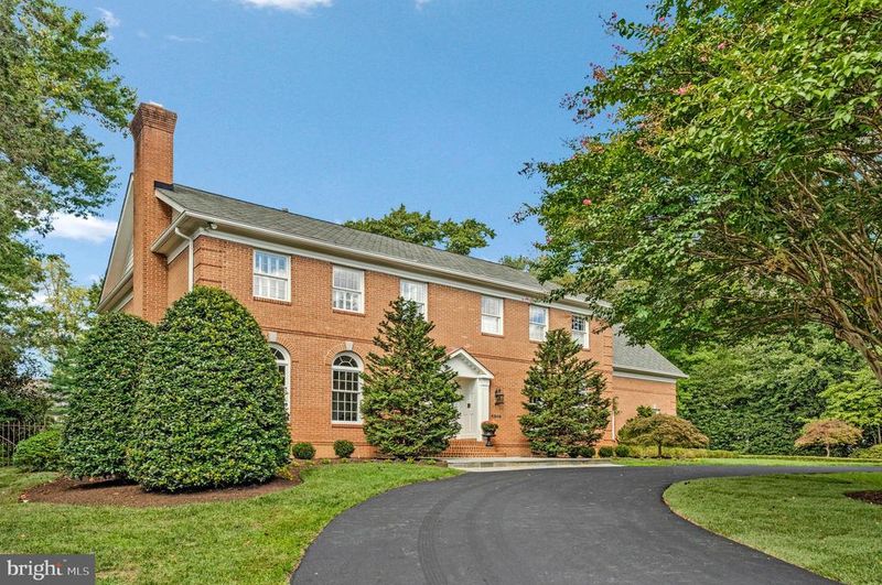 8306 Summerwood Dr, Mclean, VA 22102