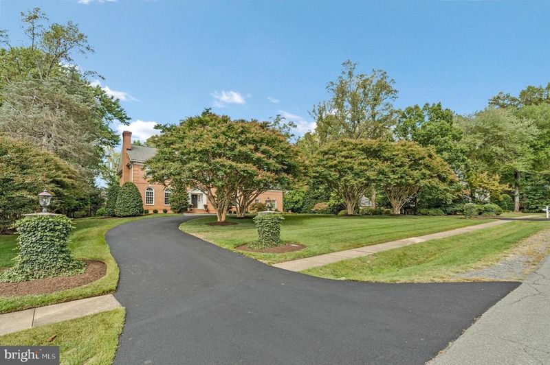 8306 Summerwood Dr, Mclean, VA 22102