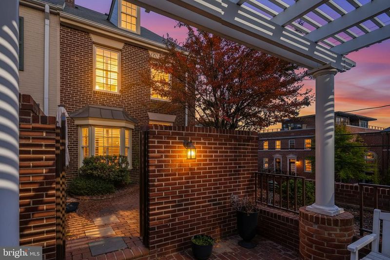 564 N Saint Asaph St N, Alexandria, VA 22314