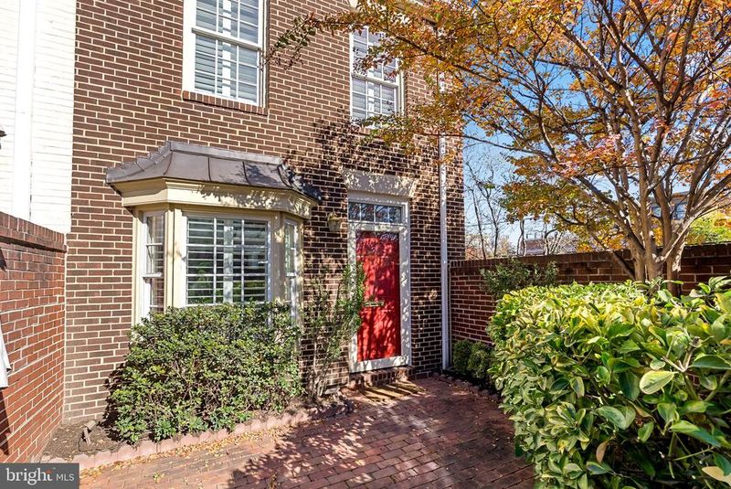 564 N Saint Asaph St N, Alexandria, VA 22314
