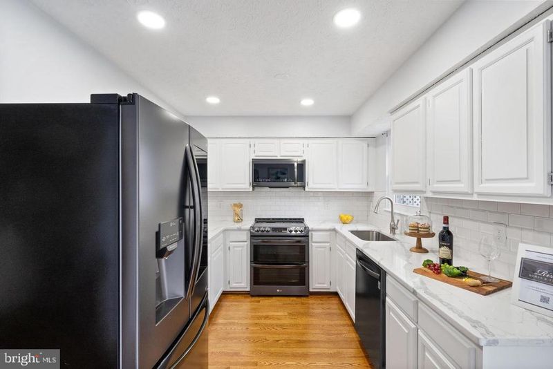 3637 Buckeye Ct, Fairfax, VA 22033