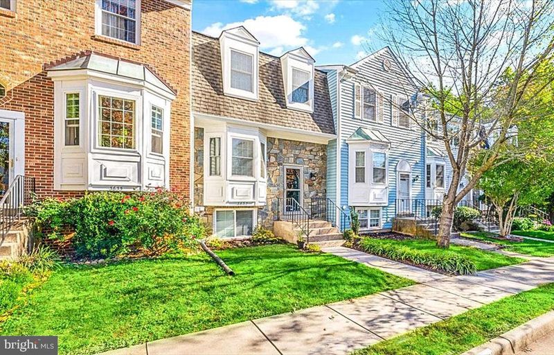 3637 Buckeye Ct, Fairfax, VA 22033