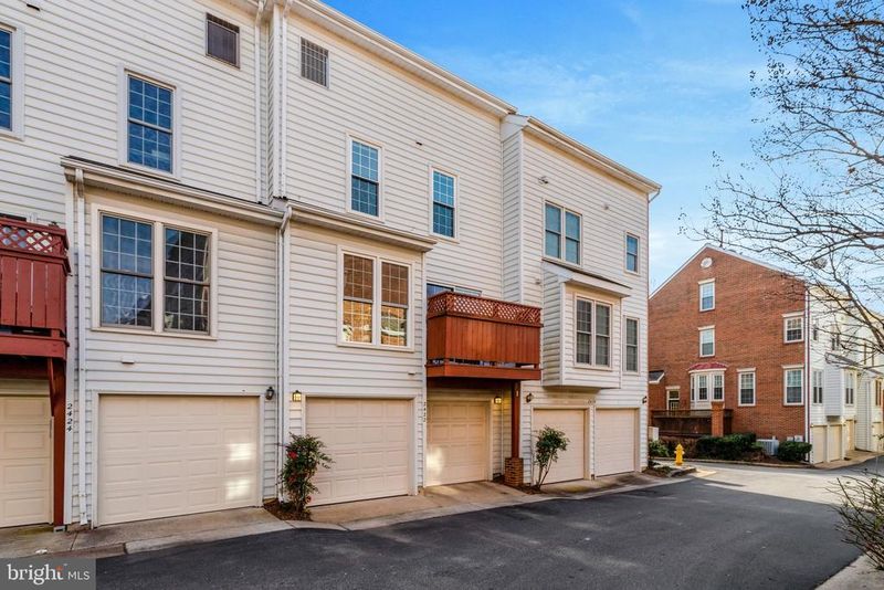 2422 N Hampton Dr, Alexandria, VA 22311