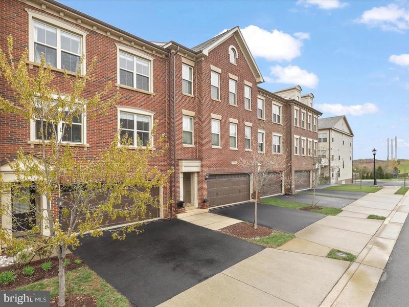 23689 Sailfish Sq, Brambleton, VA 20148