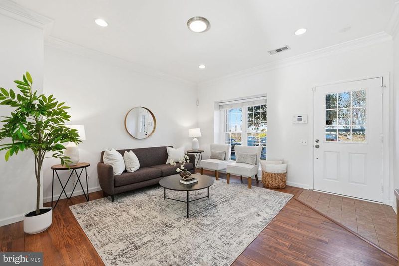 3715 Hampton Ct, Alexandria, VA 22306