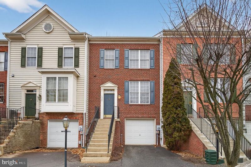 7568 Great Swan Ct, Alexandria, VA 22306
