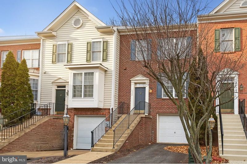 7568 Great Swan Ct, Alexandria, VA 22306