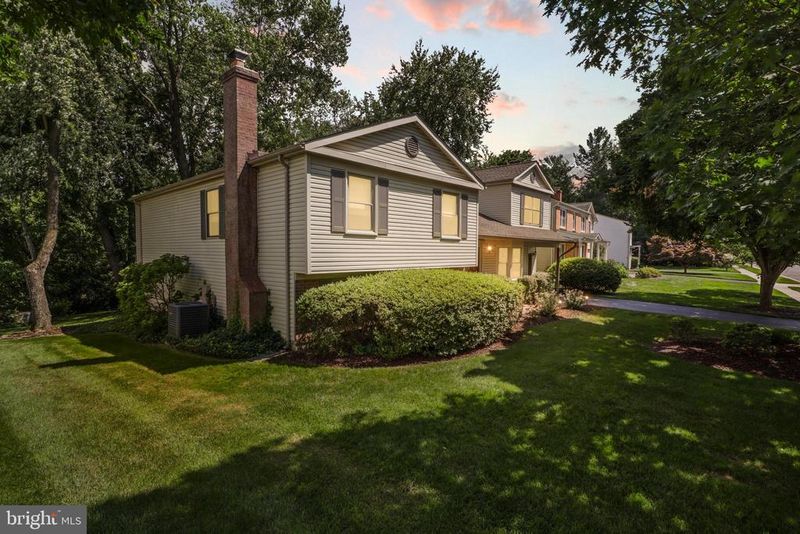12624 Fantasia Dr, Herndon, VA 20170