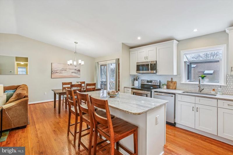 8443 Porter Ln, Alexandria, VA 22308