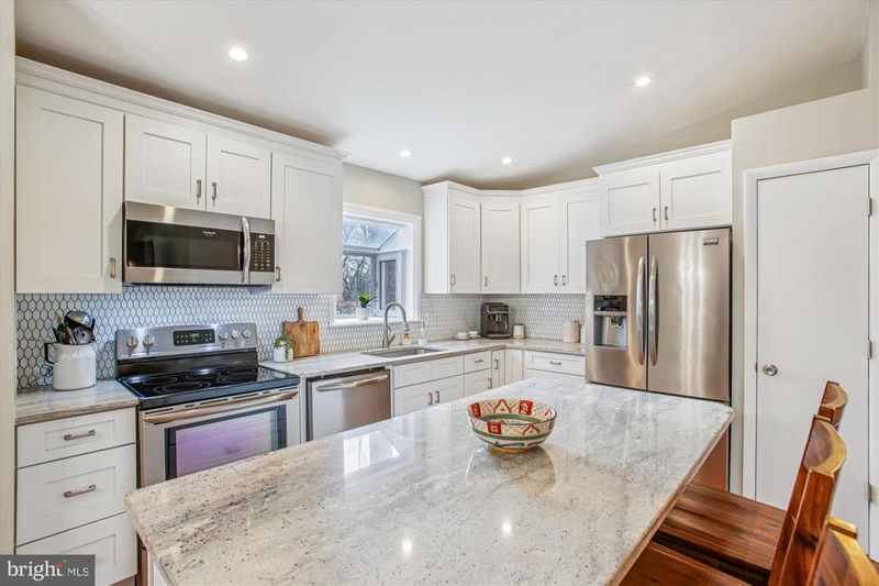 8443 Porter Ln, Alexandria, VA 22308