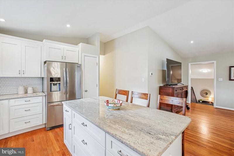 8443 Porter Ln, Alexandria, VA 22308