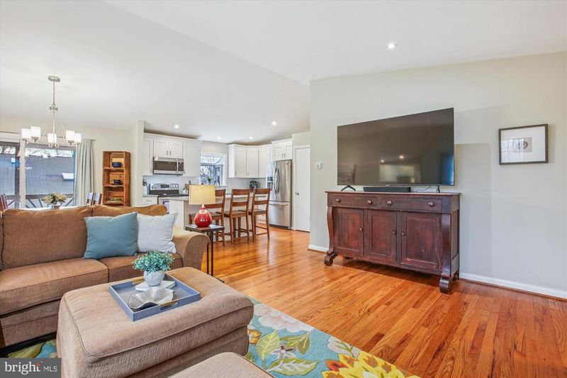 8443 Porter Ln, Alexandria, VA 22308