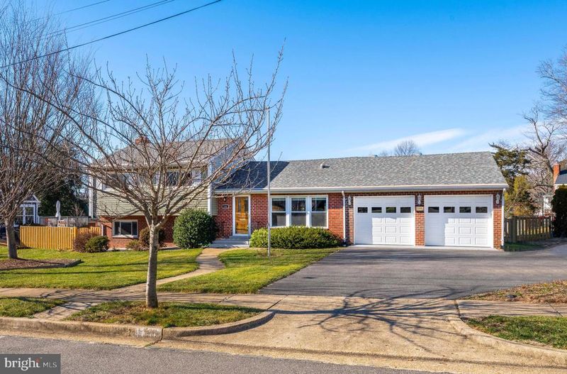 700 N Mansfield St, Alexandria, VA 22304