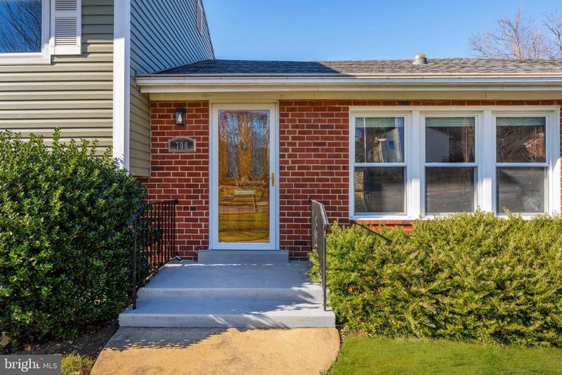 700 N Mansfield St, Alexandria, VA 22304