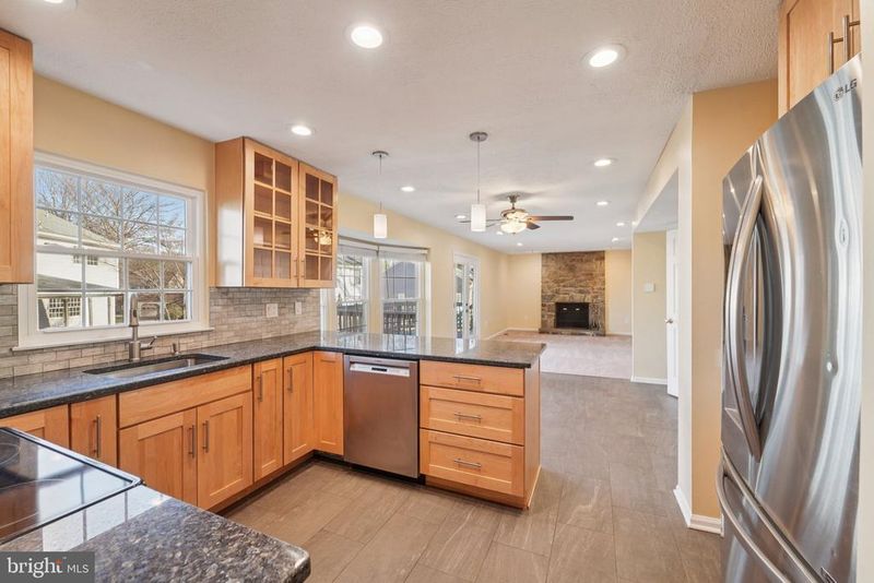 216 Bookham Ln, Gaithersburg, MD 20877