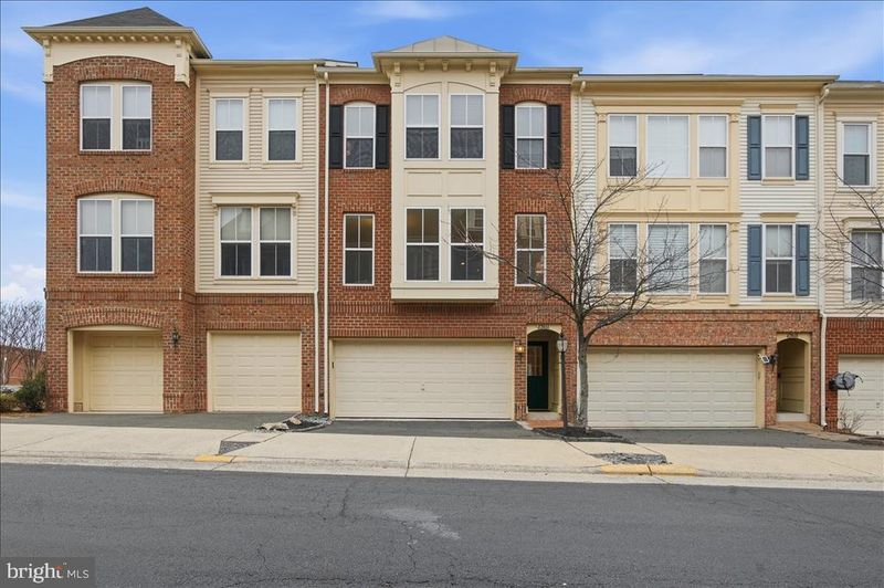 42466 Regal Wood Dr, Ashburn, VA 20148