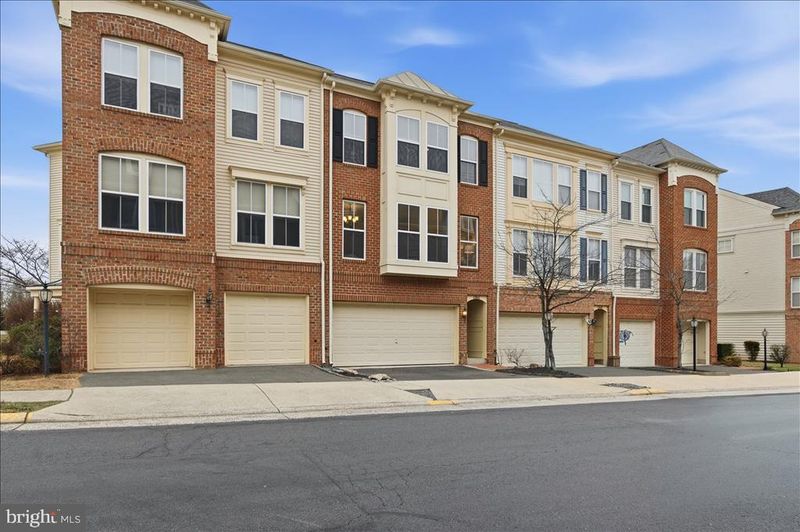 42466 Regal Wood Dr, Ashburn, VA 20148